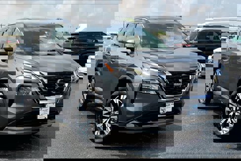 Used 2023 Nissan Rogue SV image 2
