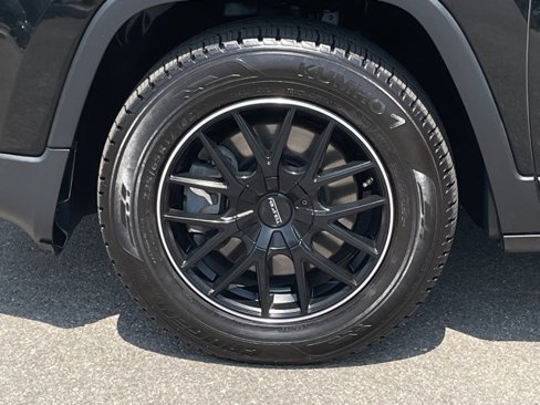 Used 2018 Jeep Cherokee Latitude Plus w/ Cold Weather Group image 8