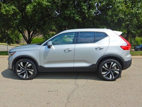 Used 2025 Volvo XC40 B5 Plus image 11