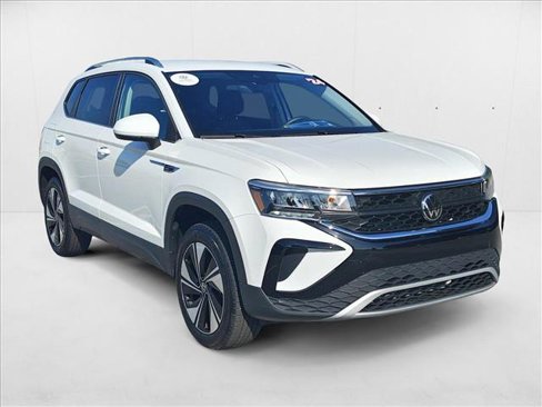 Certified 2024 Volkswagen Taos SE image 3