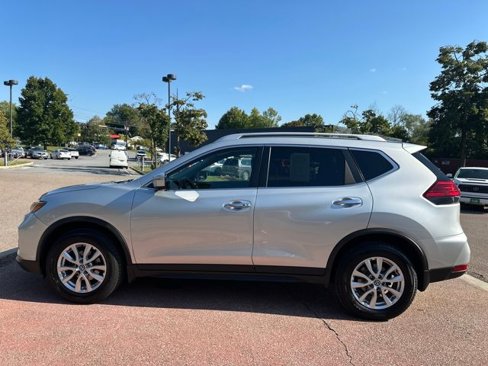 Used 2017 Nissan Rogue SV w/ SV Premium Package image 2