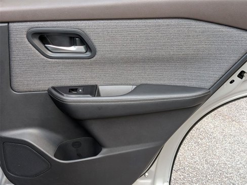 Used 2022 Nissan Rogue SV image 31
