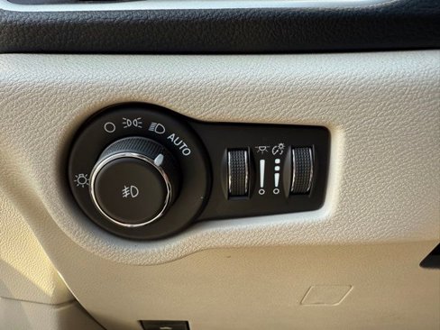 Used 2021 Chrysler Pacifica Touring-L image 15