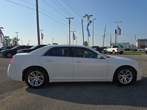 Used 2016 Chrysler 300 Limited image 4