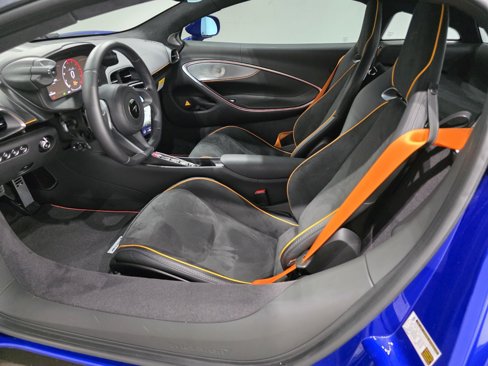 Used 2023 McLaren Artura image 6