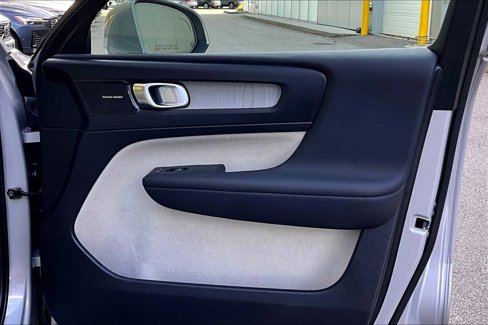 Used 2024 Volvo XC40 B5 Plus w/ Protection Package Premier image 21