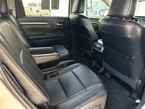Used 2016 Toyota Highlander Limited image 19