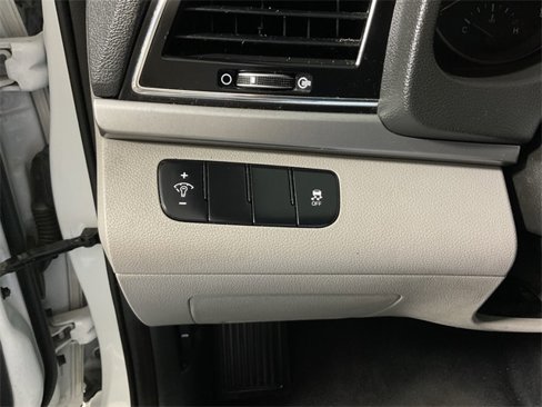 Used 2017 Hyundai Elantra SE image 24
