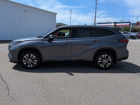 Used 2022 Toyota Highlander XLE image 2