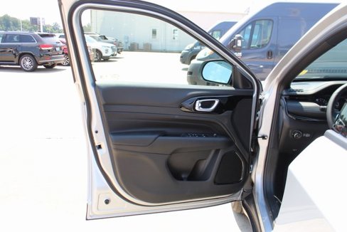 New 2025 Jeep Compass Latitude w/ Altitude Special Edition image 8