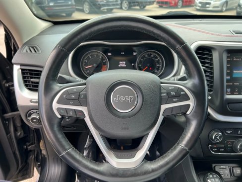 Used 2015 Jeep Cherokee Trailhawk w/ Comfort/Convenience Group image 11