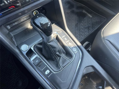 Used 2022 Volkswagen Tiguan SE w/ Panoramic Sunroof Package image 8