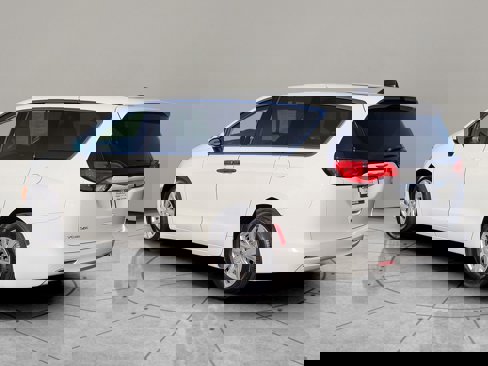 Used 2020 Chrysler Voyager L image 6