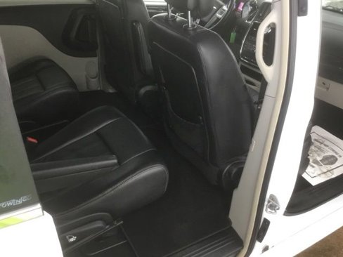 Used 2014 Chrysler Town & Country Touring image 13