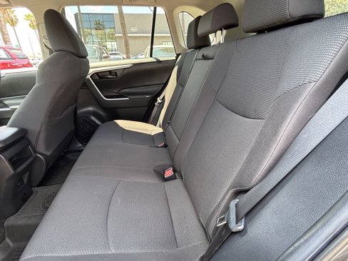 Used 2021 Toyota RAV4 LE image 11