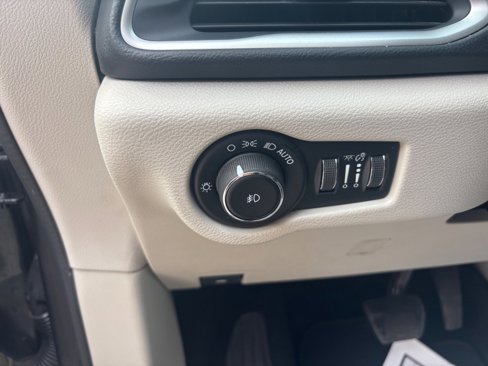 Used 2018 Chrysler Pacifica Touring-L image 30