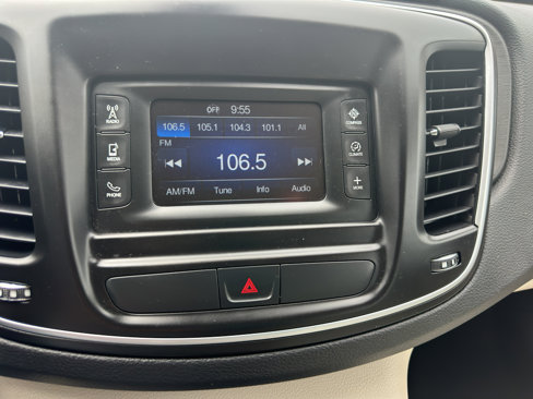 Used 2015 Chrysler 200 Limited image 18