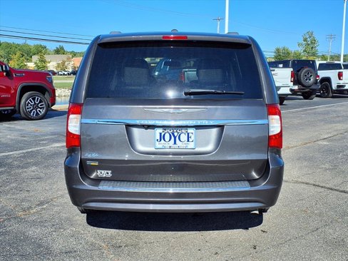 Used 2016 Chrysler Town & Country Touring image 31
