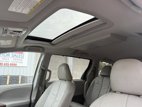 Used 2011 Toyota Sienna XLE image 18