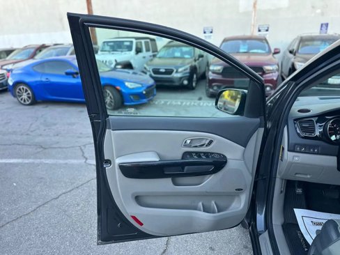 Used 2015 Kia Sedona SX image 23
