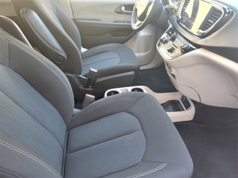 Used 2022 Chrysler Voyager LX image 18
