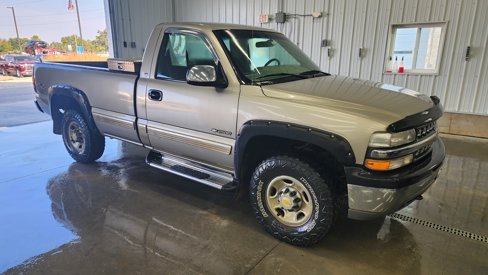 Used 2000 Chevrolet Silverado 2500 LS w/ Snow Plow Prep Pkg image 3