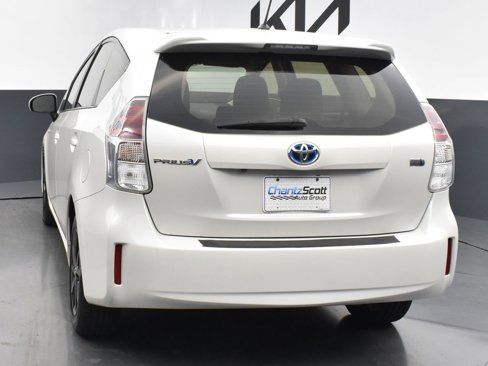 Used 2017 Toyota Prius V Two image 4