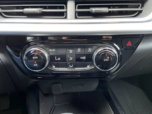 Used 2024 Chevrolet Trax LT w/ LT Convenience Package image 18
