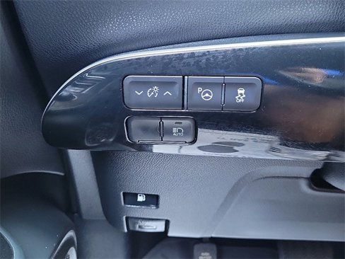 Used 2021 Toyota Prius LE image 18