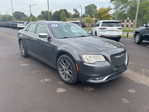 Used 2017 Chrysler 300 C image 4