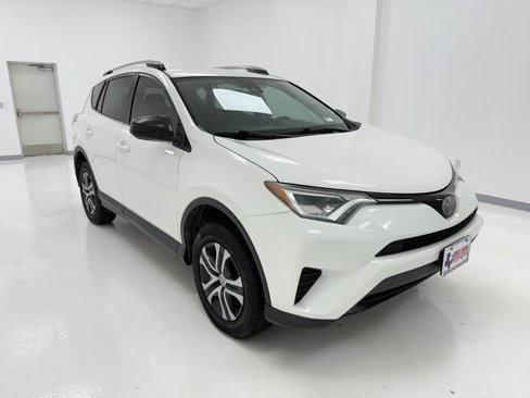Used 2018 Toyota RAV4 LE image 2