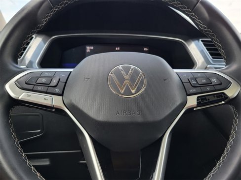 Used 2022 Volkswagen Tiguan SE w/ Panoramic Sunroof Package image 12