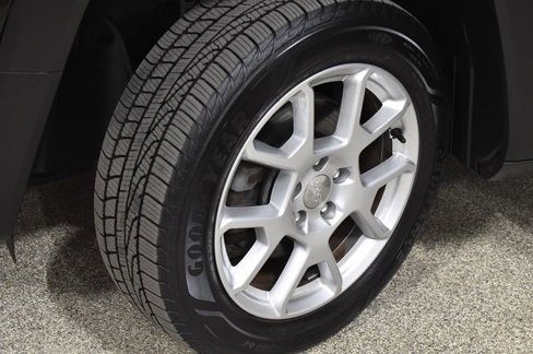 Certified 2019 Jeep Renegade Latitude w/ Cold Weather Group image 12