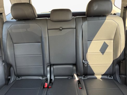 Used 2020 Volkswagen Tiguan SE w/ Panoramic Sunroof Package image 13