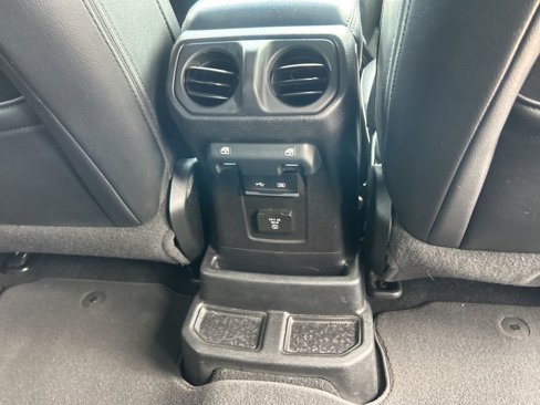 Used 2018 Jeep Wrangler Unlimited Sahara image 29