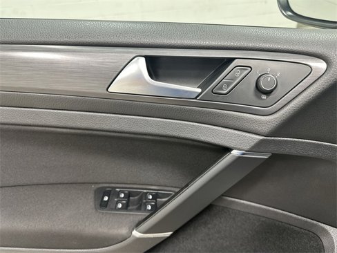 Used 2018 Volkswagen Golf S image 16