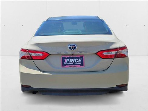 Used 2018 Toyota Camry LE image 6