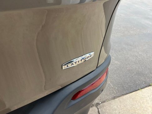Used 2016 Jeep Cherokee Latitude w/ Safety/Convenience Group image 18