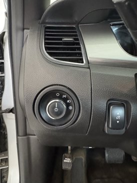 Used 2015 Ford Taurus SEL image 11