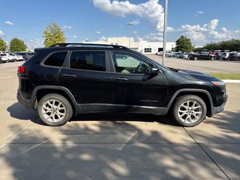 Used 2016 Jeep Cherokee Sport image 6