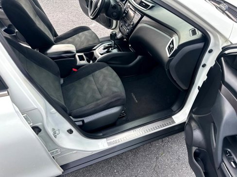 Used 2015 Nissan Rogue SV w/ SV Moonroof Package image 29