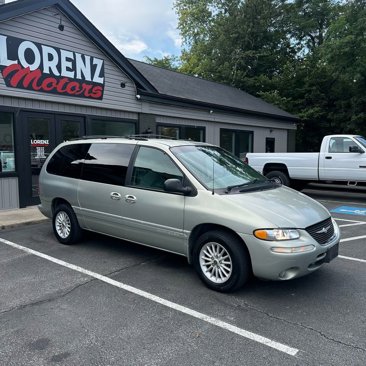Used 1999 Chrysler Town & Country LX image 1