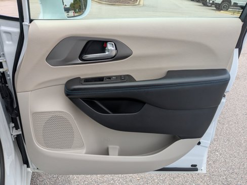 Used 2021 Chrysler Pacifica Touring-L image 34