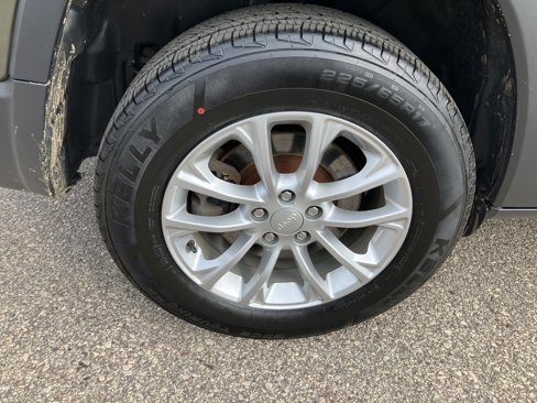 Used 2019 Jeep Cherokee Latitude w/ Cold Weather Group image 18