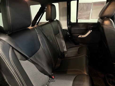 Used 2015 Jeep Wrangler Unlimited Sahara image 21