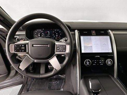 Certified 2025 Land Rover Discovery Dynamic SE image 11