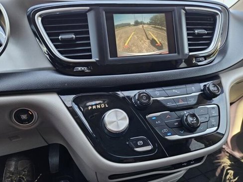 Used 2020 Chrysler Pacifica Touring-L image 30
