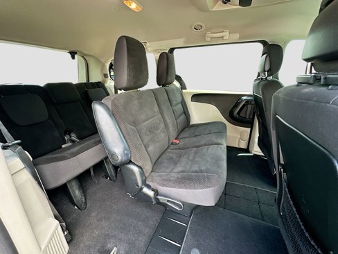 Used 2018 Dodge Grand Caravan SE w/ UConnect Hands-Free Group image 26