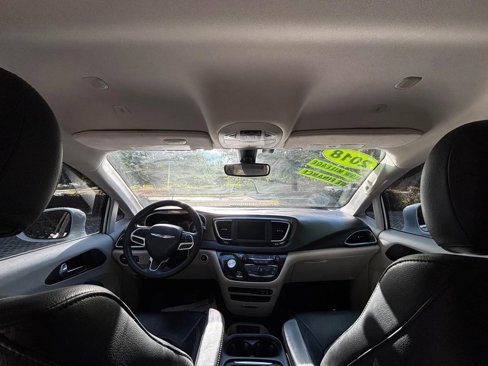 Used 2018 Chrysler Pacifica Touring-L image 11