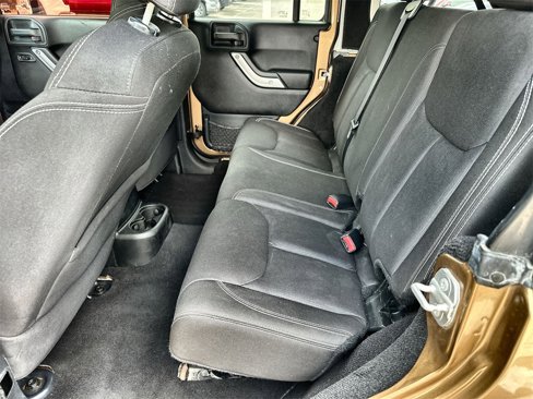 Used 2015 Jeep Wrangler Unlimited Sahara w/ Connectivity Group image 16